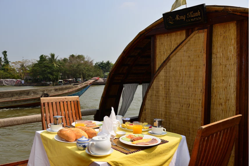 Petit déjeuner à bord