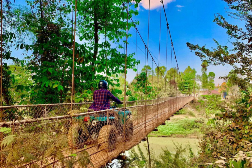 Crossing the bridge in Battambang